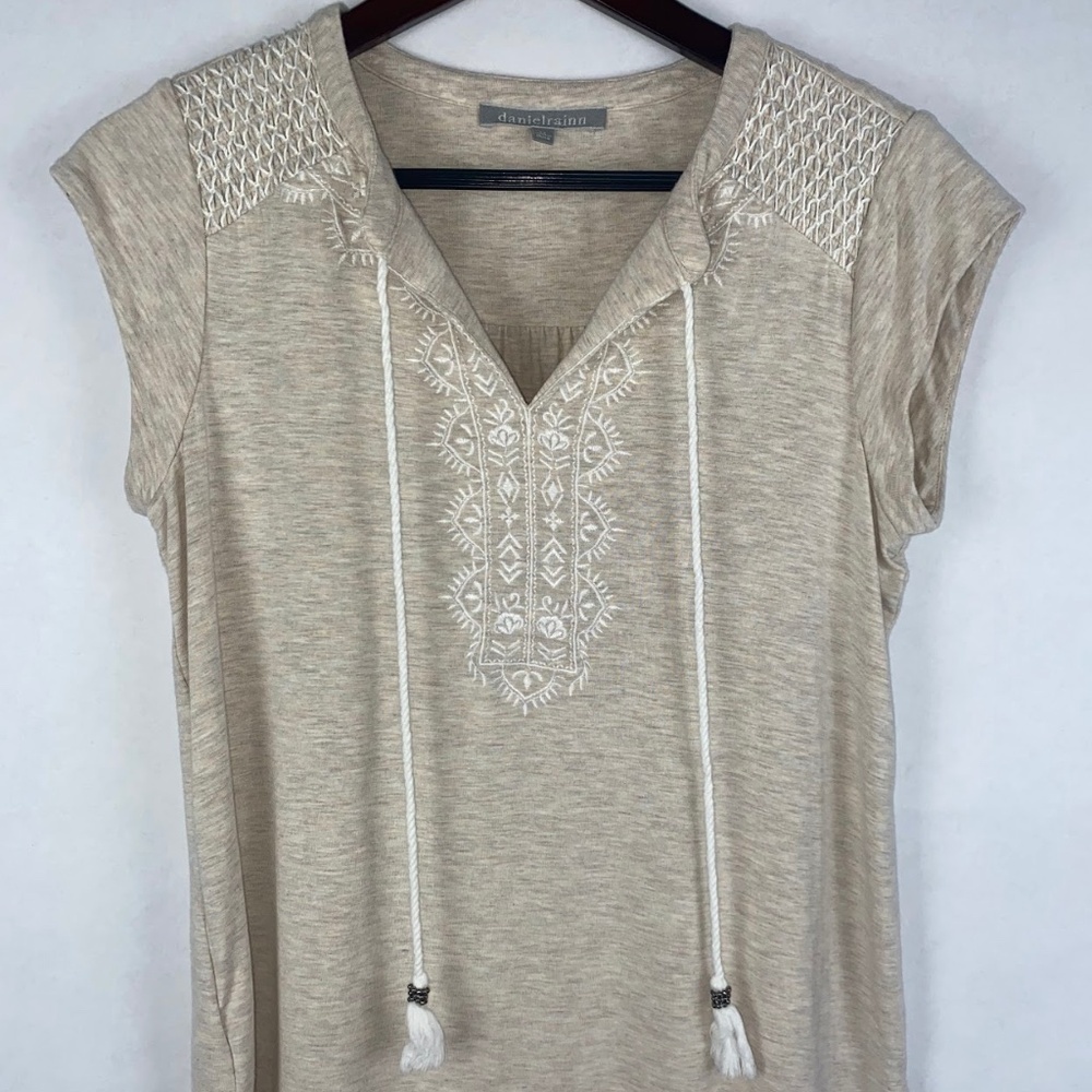 Daniel Rainn Embroidered Heather Tan Short Sleeve Tee Top, Petite Small EUC